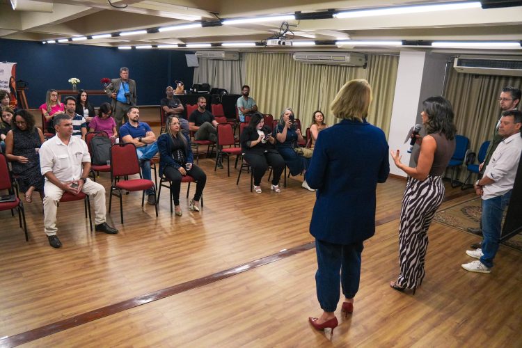 Participantes acompanham uma atividade do Clube de Oratória de Brasília em um auditório