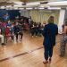 Participantes acompanham uma atividade do Clube de Oratória de Brasília em um auditório