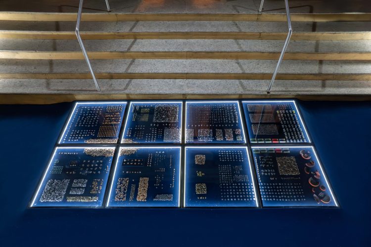 Vitrines no chão expõem resíduos metálicos da instalação Era do Ruído, de Juliana Galbetti.