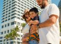 Família com criança em frente ao Sheraton Grand Rio, no Rio de Janeiro