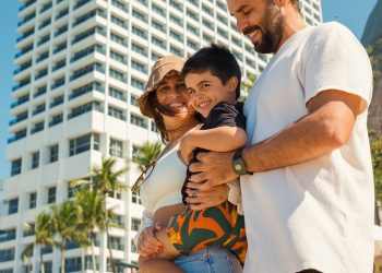 Família com criança em frente ao Sheraton Grand Rio, no Rio de Janeiro