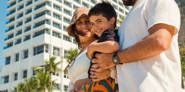 Família com criança em frente ao Sheraton Grand Rio, no Rio de Janeiro