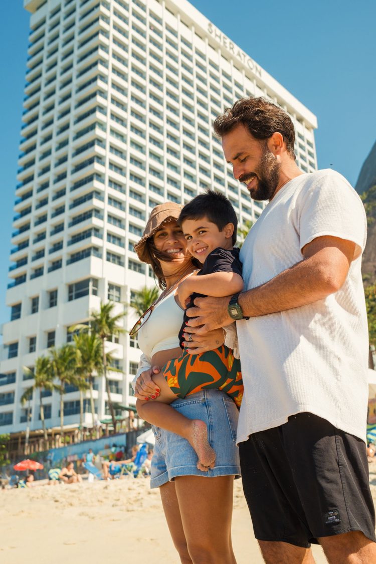 Família com criança em frente ao Sheraton Grand Rio, no Rio de Janeiro