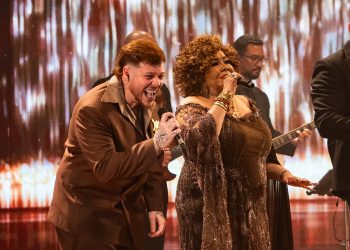 Ferrugem e Alcione cantam lado a lado durante a gravação do audiovisual na Cidade das Artes.