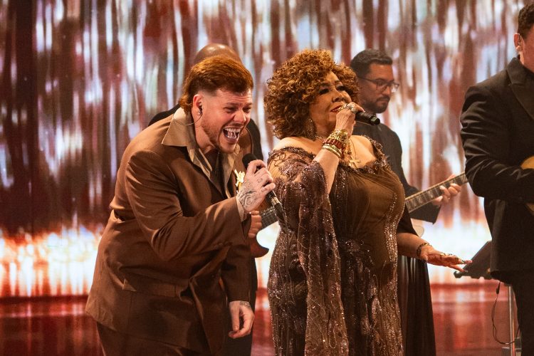 Ferrugem e Alcione cantam lado a lado durante a gravação do audiovisual na Cidade das Artes.