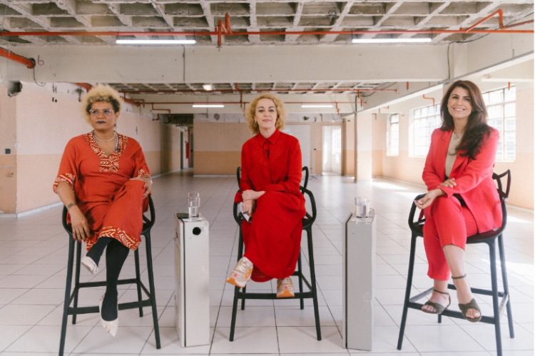 Jaqueline Gomes de Jesus, Márcia Tiburi e Manuela D’Ávila sentadas no cenário de Filosofia Pop