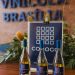 Taça de vinho na Vinícola Brasília durante experiência no Cerrado