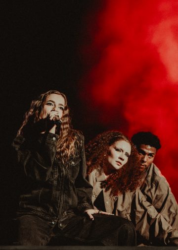 GIANA canta no palco durante a abertura do show de Zayn em São Paulo