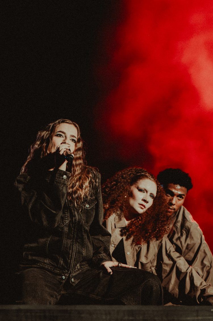 GIANA canta no palco durante a abertura do show de Zayn em São Paulo