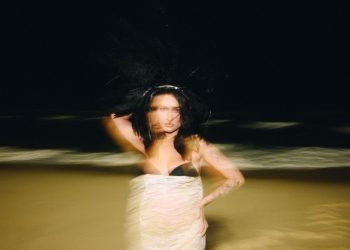 Gabi Melim apresenta a turnê Escapismo em show dividido em três atos