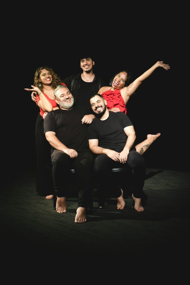 Integrantes do Grupo Caras posam no palco para divulgação do 4º FestCaras
