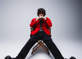 DJ e produtor goiano HeyDoc, artista autista homenageado por sua atuação pela inclusão na música eletrônica