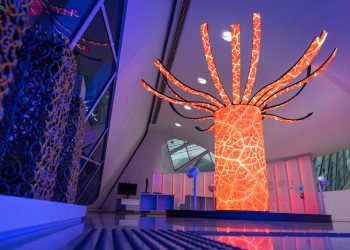 Instalação interativa Ventos que Contam, com árvore de LEDs no Museu do Amanhã