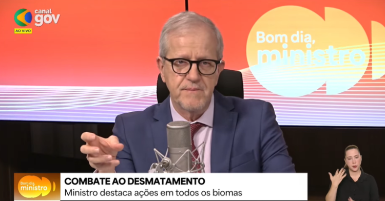 João Paulo Capobianco fala diante de um microfone no estúdio do programa Bom Dia, Ministro em 28 de outubro de 2026.