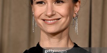 Retrato da atriz Katherine Waterston, confirmada no elenco da minissérie The Best of Us