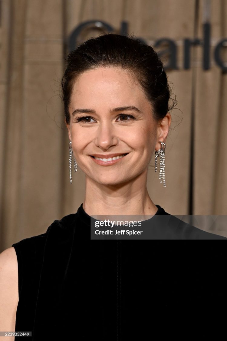 Retrato da atriz Katherine Waterston, confirmada no elenco da minissérie The Best of Us