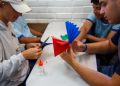 Estudantes do CEM Urso Branco confeccionam peças de papel colorido em oficina do projeto Liga nas Escolas