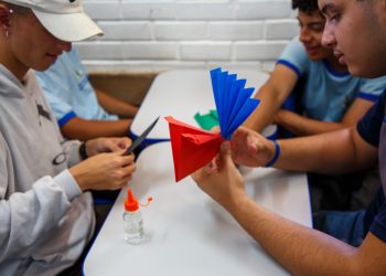 Estudantes do CEM Urso Branco confeccionam peças de papel colorido em oficina do projeto Liga nas Escolas