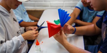 Estudantes do CEM Urso Branco confeccionam peças de papel colorido em oficina do projeto Liga nas Escolas