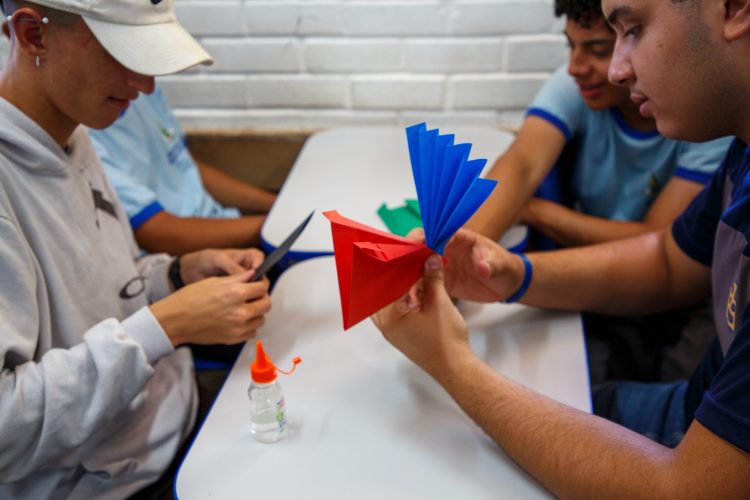 Estudantes do CEM Urso Branco confeccionam peças de papel colorido em oficina do projeto Liga nas Escolas