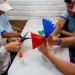 Estudantes do CEM Urso Branco confeccionam peças de papel colorido em oficina do projeto Liga nas Escolas