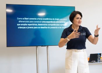 Lilian Damasceno apresenta proposta educacional em sala, diante de uma tela