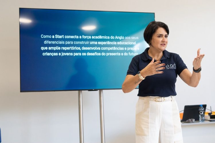 Lilian Damasceno apresenta proposta educacional em sala, diante de uma tela