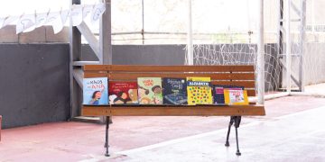Livros infantojuvenis expostos em um banco de madeira durante atividade da Flipiri.