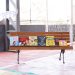 Livros infantojuvenis expostos em um banco de madeira durante atividade da Flipiri.