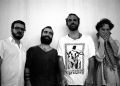Integrantes dos Los Hermanos durante a turnê retratada no documentário