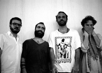 Integrantes dos Los Hermanos durante a turnê retratada no documentário