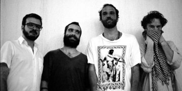 Integrantes dos Los Hermanos durante a turnê retratada no documentário