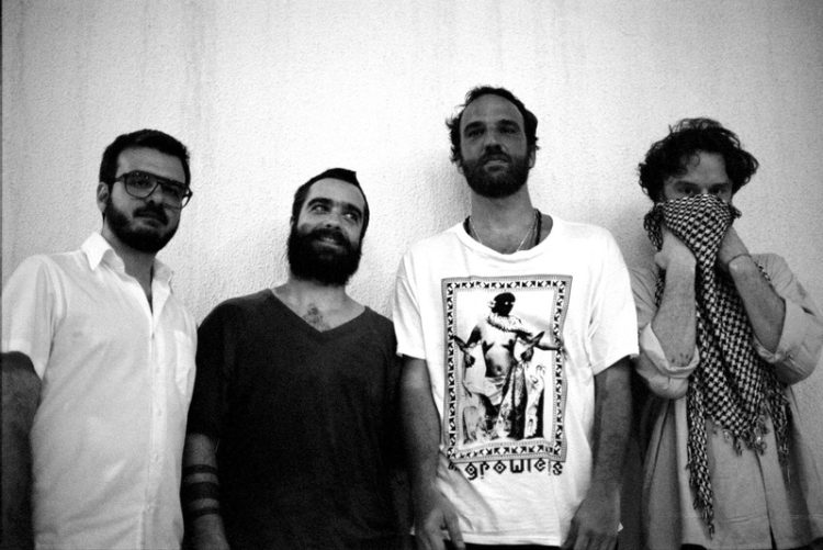 Integrantes dos Los Hermanos durante a turnê retratada no documentário