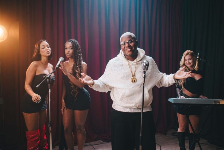 MC Jvila em imagem de divulgação do single Geme Baixo