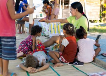 Crianças participam de mediação de leitura em Menino Deus, Portel, no Pará