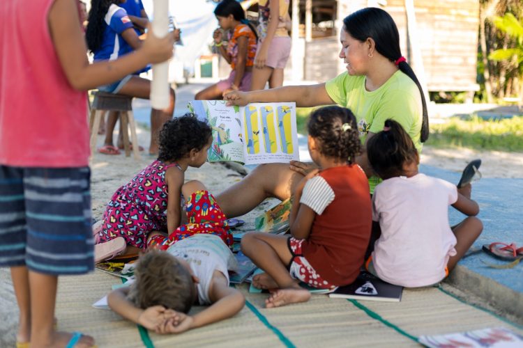 Crianças participam de mediação de leitura em Menino Deus, Portel, no Pará