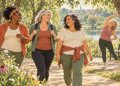 Mulheres maduras caminham e se alongam em um parque, em ilustração editorial.