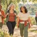 Mulheres maduras caminham e se alongam em um parque, em ilustração editorial.