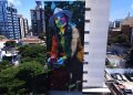 Mural Colheita, de Eduardo Kobra, na lateral de um edifício em São Paulo