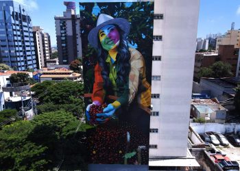 Mural Colheita, de Eduardo Kobra, na lateral de um edifício em São Paulo