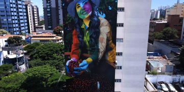 Mural Colheita, de Eduardo Kobra, na lateral de um edifício em São Paulo