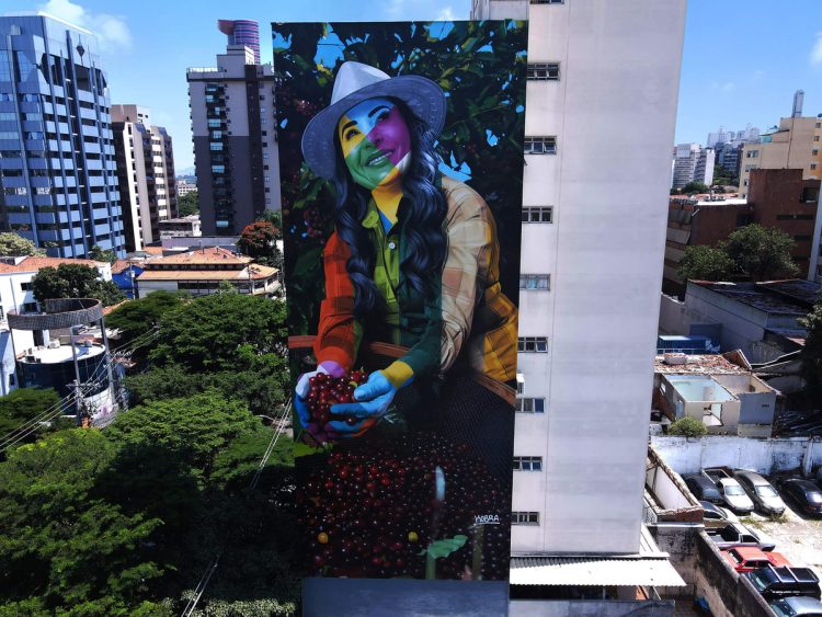 Mural Colheita, de Eduardo Kobra, na lateral de um edifício em São Paulo
