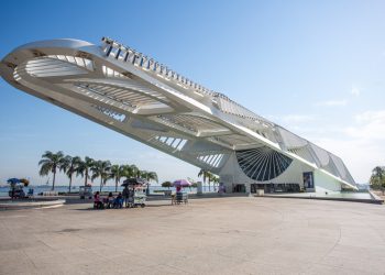Fachada branca do Museu do Amanhã e praça à sua frente, no Rio de Janeiro. Foto: Albert Andrade.