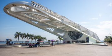 Fachada branca do Museu do Amanhã e praça à sua frente, no Rio de Janeiro. Foto: Albert Andrade.