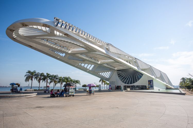 Fachada branca do Museu do Amanhã e praça à sua frente, no Rio de Janeiro. Foto: Albert Andrade.