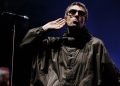 Liam e Noel Gallagher em material oficial de divulgação do documentário Oasis: Don't Look Back in Anger