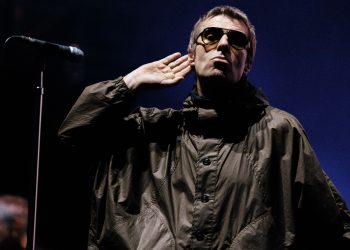 Liam e Noel Gallagher em material oficial de divulgação do documentário Oasis: Don't Look Back in Anger