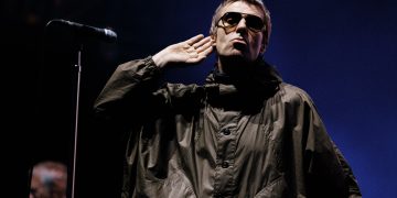 Liam e Noel Gallagher em material oficial de divulgação do documentário Oasis: Don't Look Back in Anger