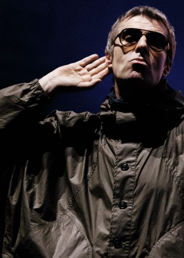 Liam e Noel Gallagher em material oficial de divulgação do documentário Oasis: Don't Look Back in Anger