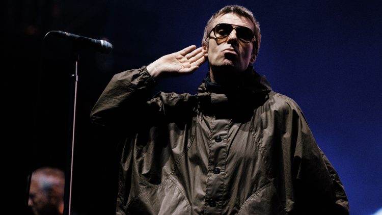 Liam e Noel Gallagher em material oficial de divulgação do documentário Oasis: Don't Look Back in Anger